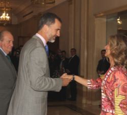Don Felipe y Don Juan Carlos reciben el saludo de la presidenta de Cotec y presidenta de Genetrix, Cristina Garmendia
